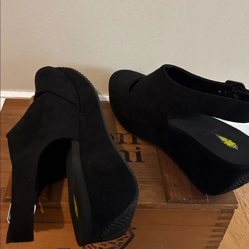 Volatile Women's Aurora Wedge size 9